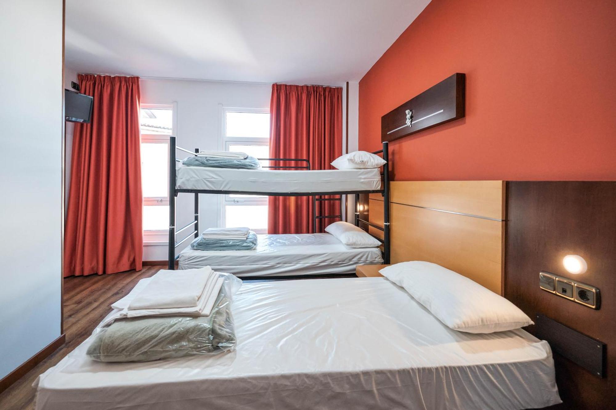 Loop Inn Hostel ซานติอาโก เด กอมโปสเตลา ภายนอก รูปภาพ
