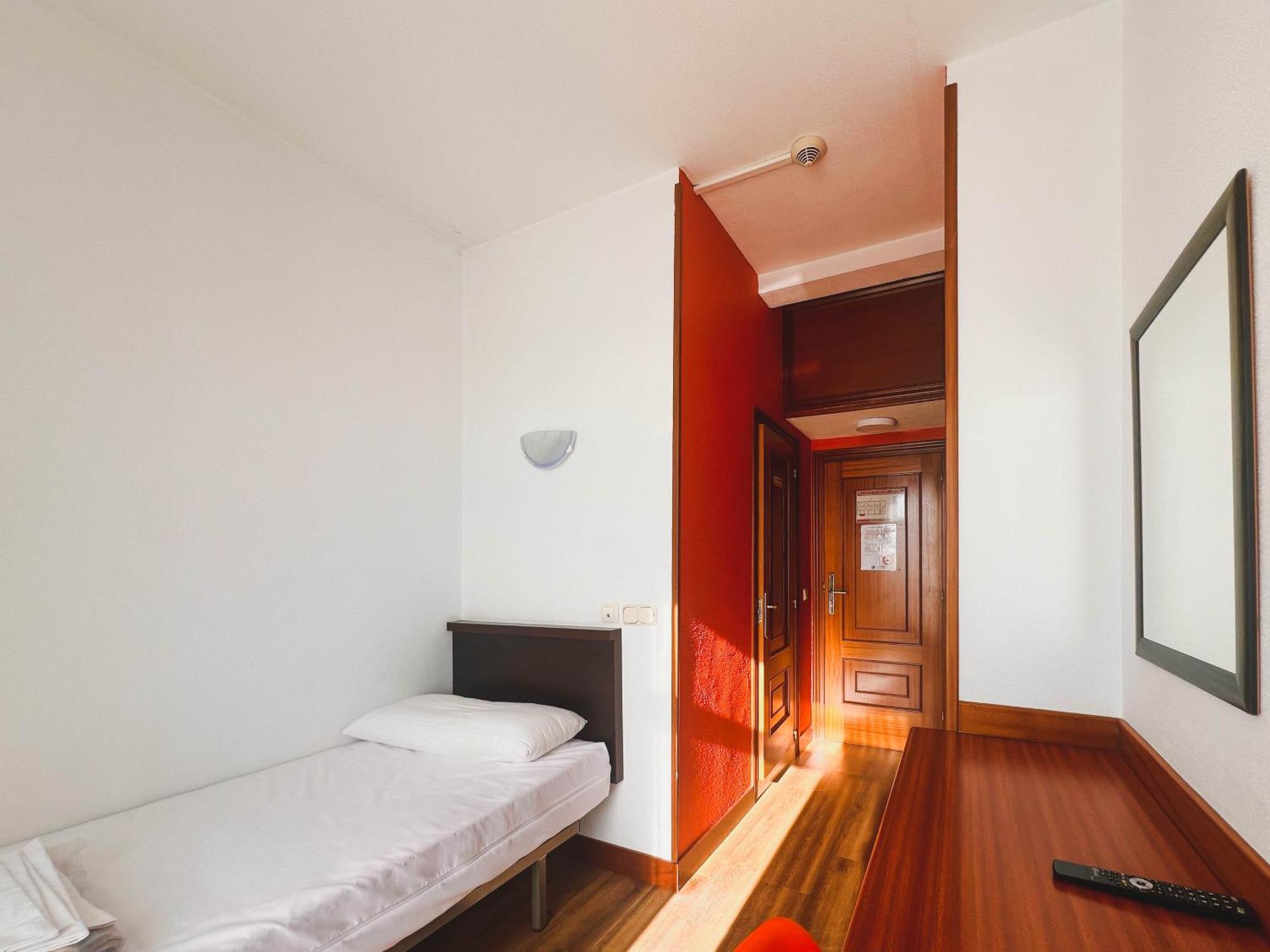 Loop Inn Hostel ซานติอาโก เด กอมโปสเตลา ภายนอก รูปภาพ