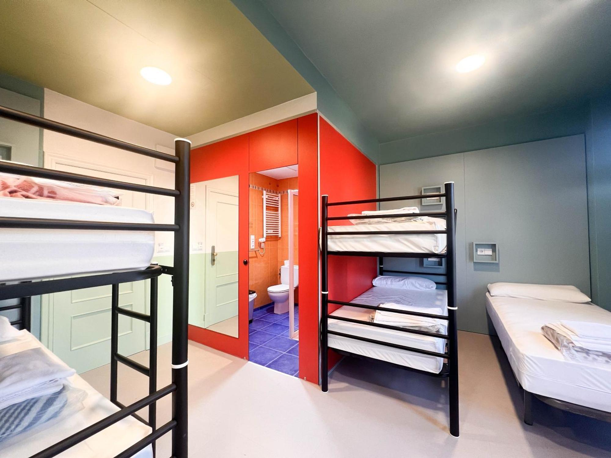 Loop Inn Hostel ซานติอาโก เด กอมโปสเตลา ภายนอก รูปภาพ